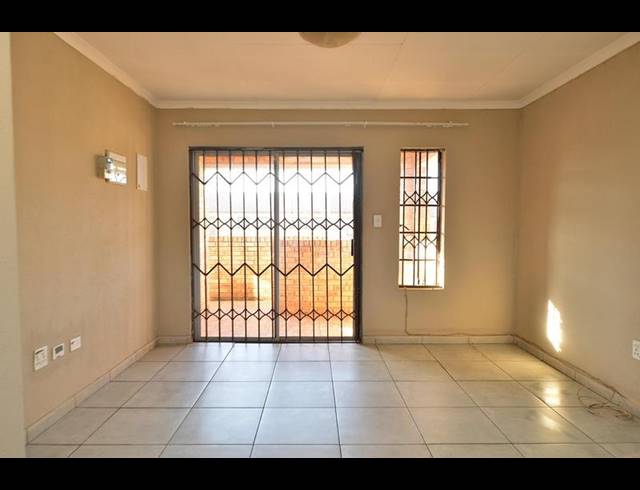 2 BEDROOM APARTMENT FOR SALE IN FLORIDA LAKE